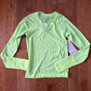 Lululemon Swiftly Tech Long-Sleeve
Shirt 2.0 *Race Length, size 4 NWT